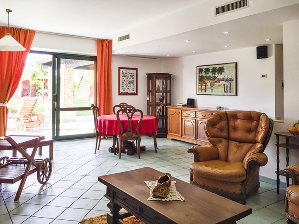 Casa Vacanze Villa Flumini Флумини-ди-Кварту Номер фото